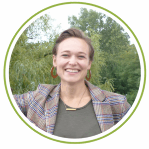 Facilitatorin Pia lacht in die Kamera